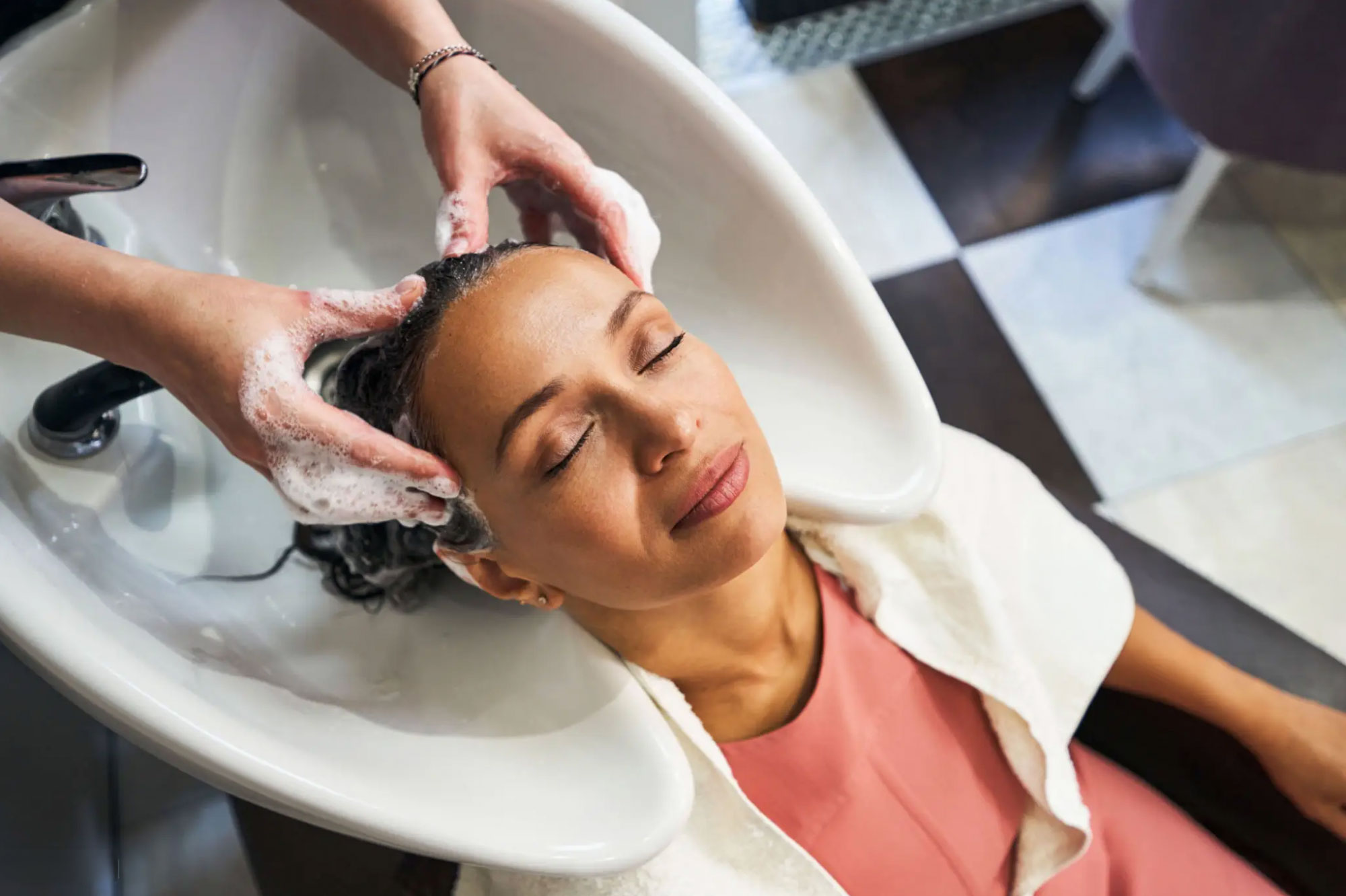 Entspannte Haarwäsche am Waschbecken im Salon